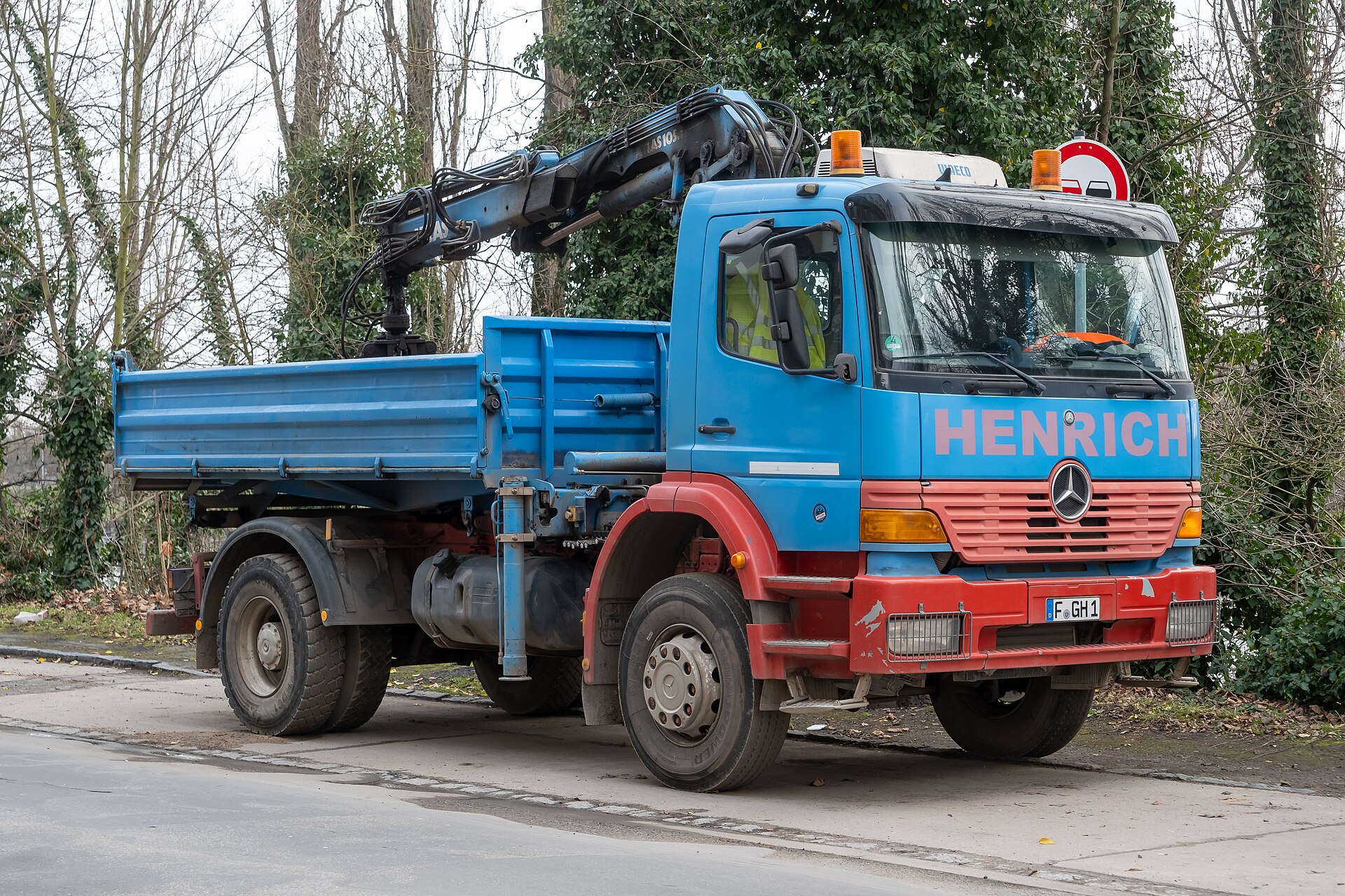 Loading and Unloading heavy trucks with crane